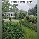 Hidden Hearts & Hottub Апартаменты *