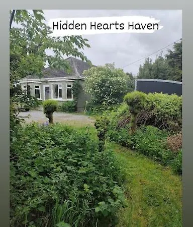 Hidden Hearts & Hottub Apartman *