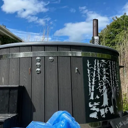 Hidden Hearts & Hottub Apartman