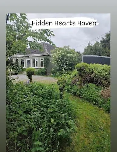 Hidden Hearts & Hottub Apartment *